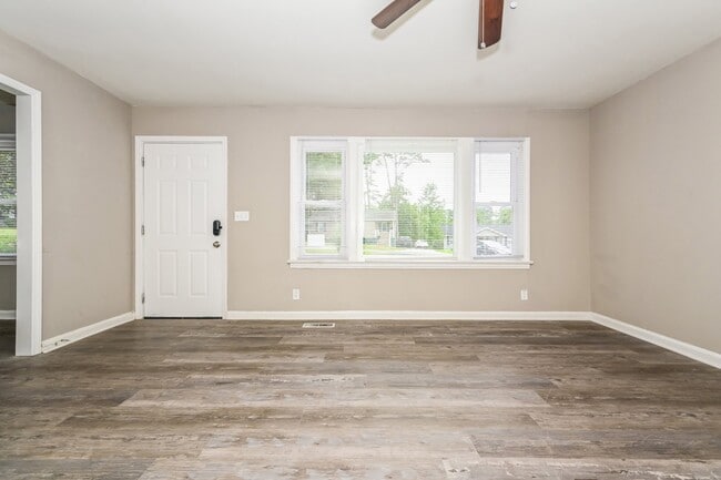 Building Photo - 531 Rogers Dr