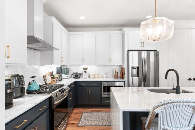Building Photo - Stunning 3BE/3BA in one of Nashville's hot...