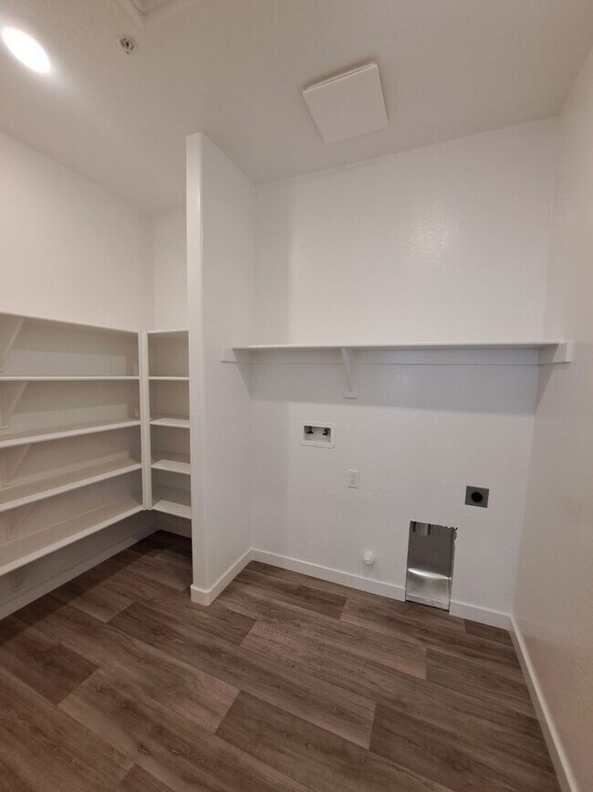 Building Photo - Beautifully Built Home! 3 bed, 2 bath