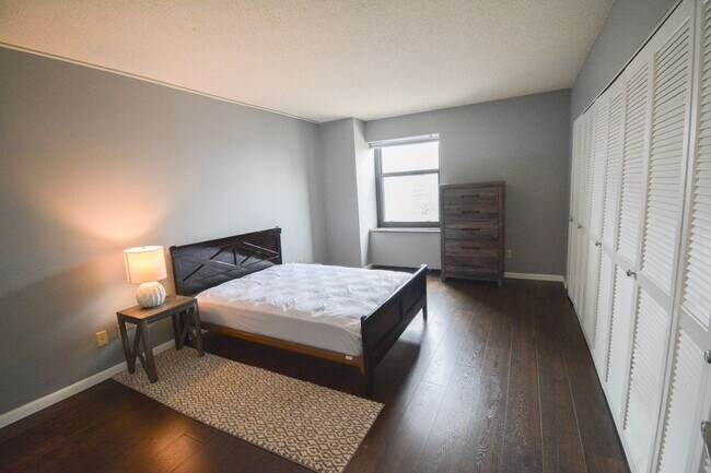 Building Photo - Furnished Unit STEPS FROM THE MAYO CLINIC FACILITIES Rochester Towers Condo For Rent!