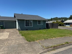 Building Photo - 2 bedroom 1 bath duplex in Cottage Grove!