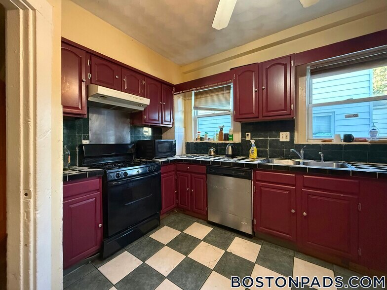 Primary Photo - 31 Seattle St