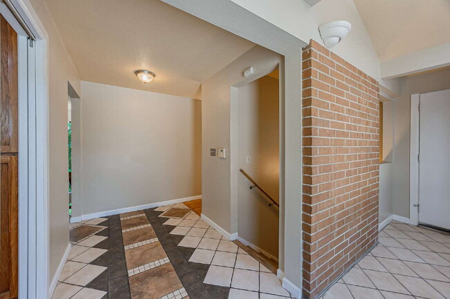Building Photo - Five-bedroom in Kent, Scenic Hill Neighbor...