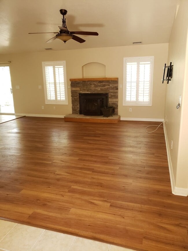 Building Photo - Super Clean 3 Bed / 2 Bath with RV parking