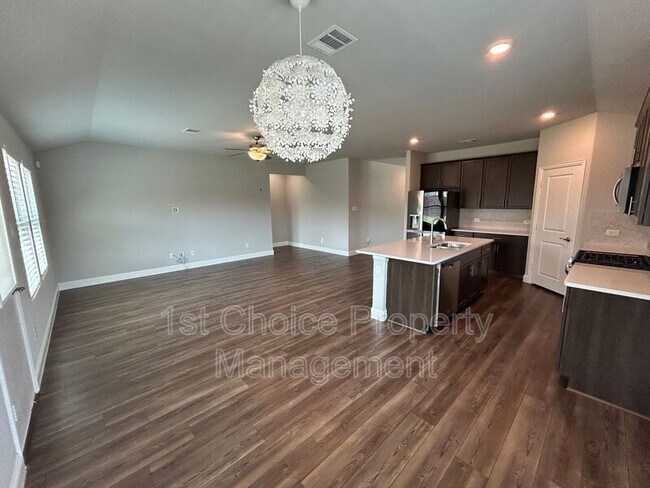 Building Photo - 2101 Sun Star Dr