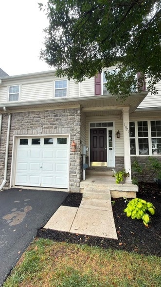 Building Photo - 1071 King Way