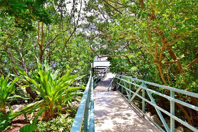 Building Photo - 19501 E Country Club Dr