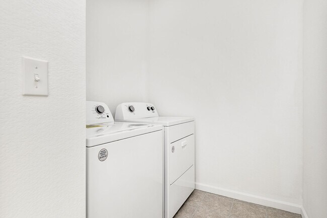 Building Photo - Spacious 3 Bedroom, 3 Bath Townhome located in Arapahoe County available for Summer Move In for t...