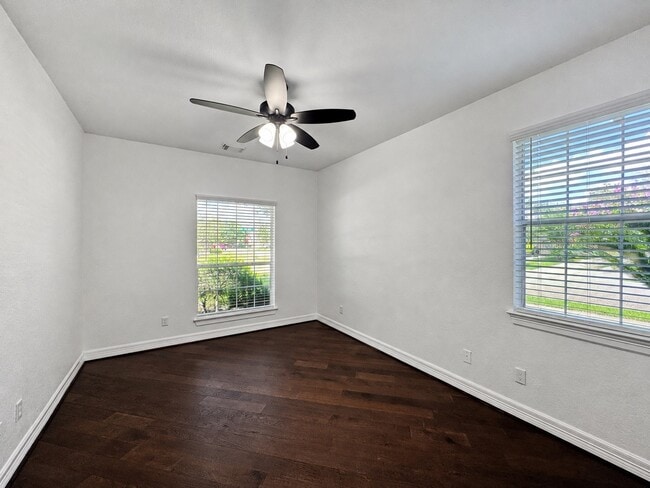Building Photo - 3301 Elm Creek Dr