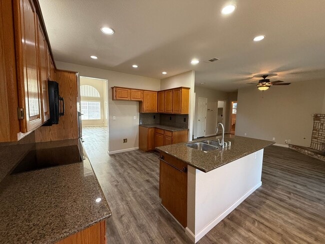 Building Photo - 4-bedroom plus a loft on a court in Escalon!