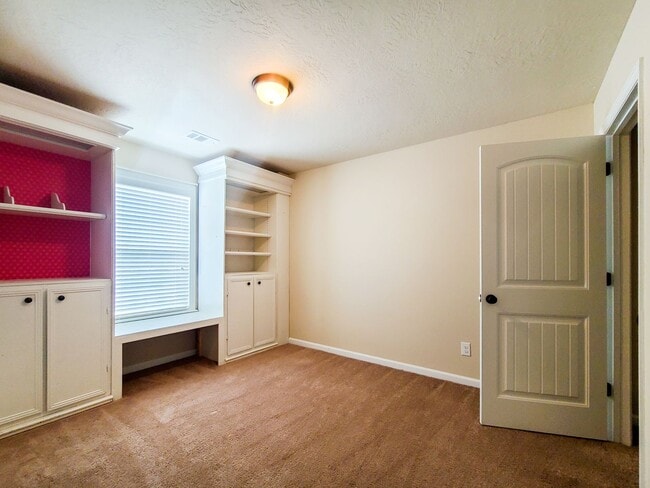 Building Photo - Conveniently Located Townhome off Exit 5!