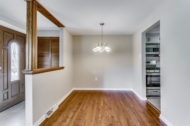 Building Photo - AVAILABLE MID-SEPTEMBER! Gorgeous 3-bedroo...