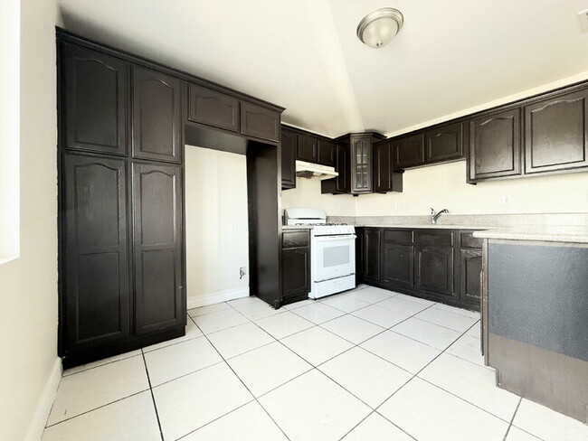 Building Photo - 846 W 55th St