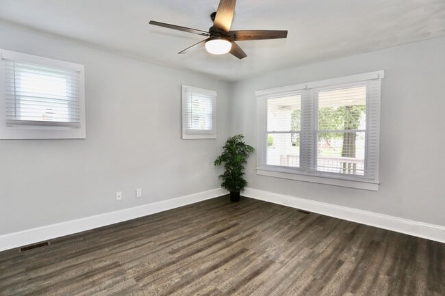 Building Photo - Updated & Ready 09-19-25! Pet Friendly - F...