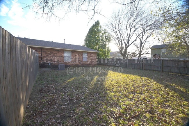 Building Photo - 746 W Commercial St