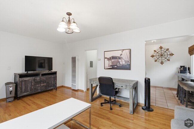 Building Photo - 3743 McLaughlin Ave
