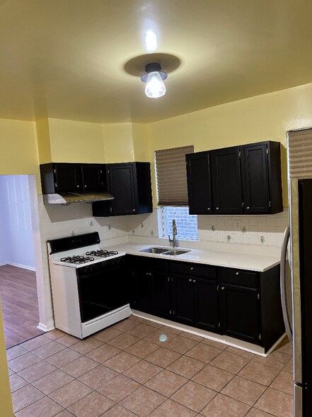 Building Photo - 1639 W 38th Pl