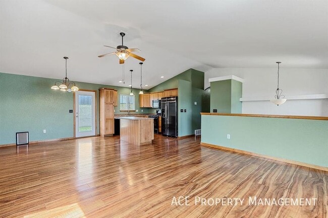 Building Photo - 925 Crimson Ct