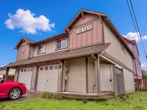 Building Photo - Spacious, remodeled two-level duplex