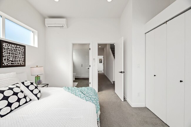 Building Photo - Delridge Townhome