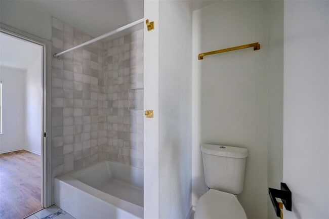 Building Photo - 512 Eberhart Ln
