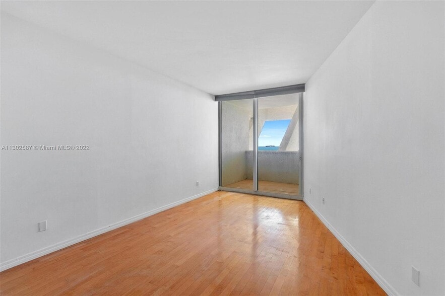 Building Photo - 300 S Pointe Dr