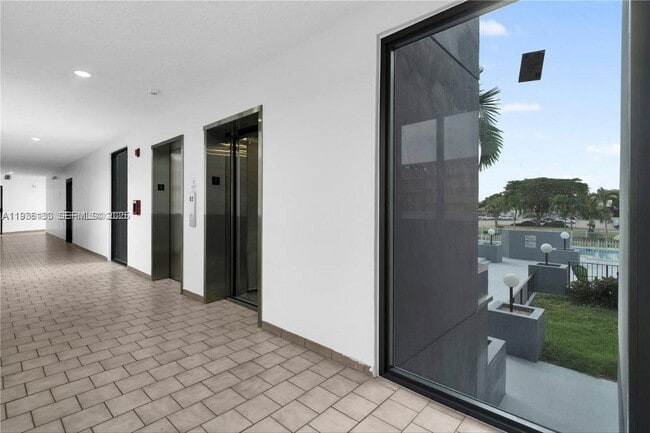 Building Photo - 1820 W 53rd St