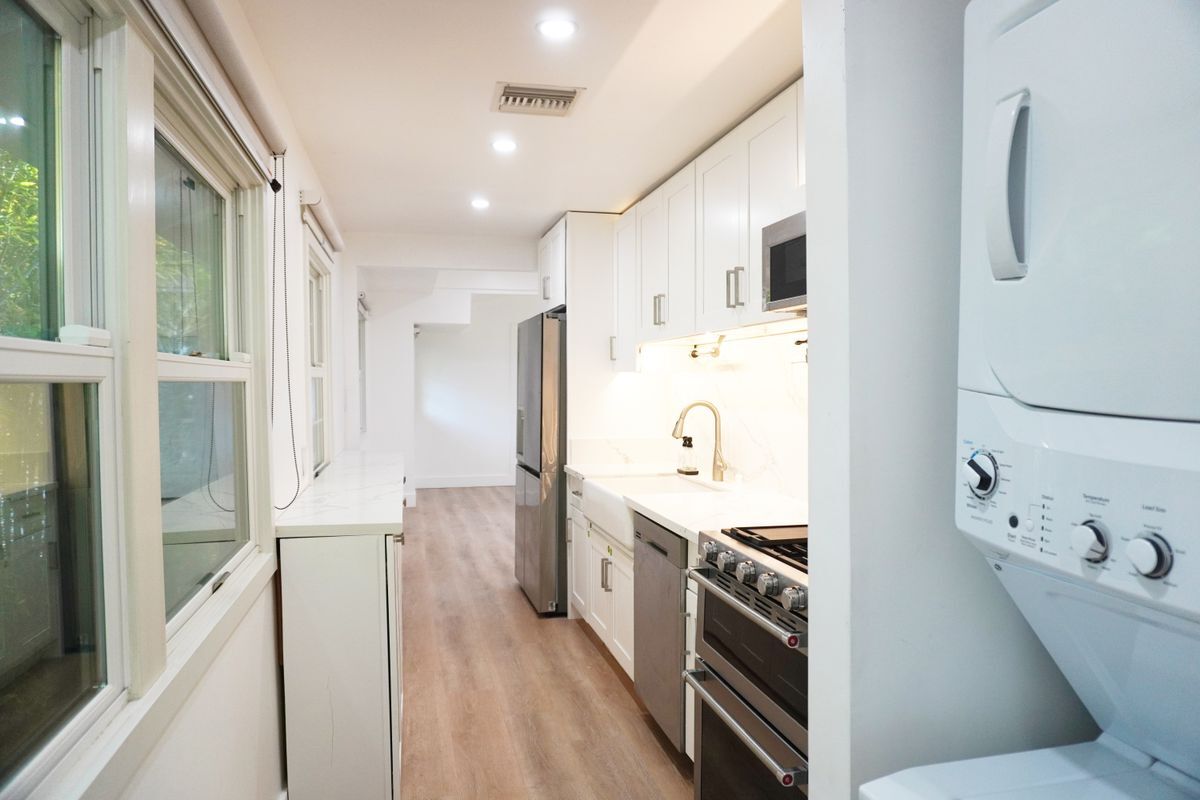 Building Photo - 1120 S Barrington Ave