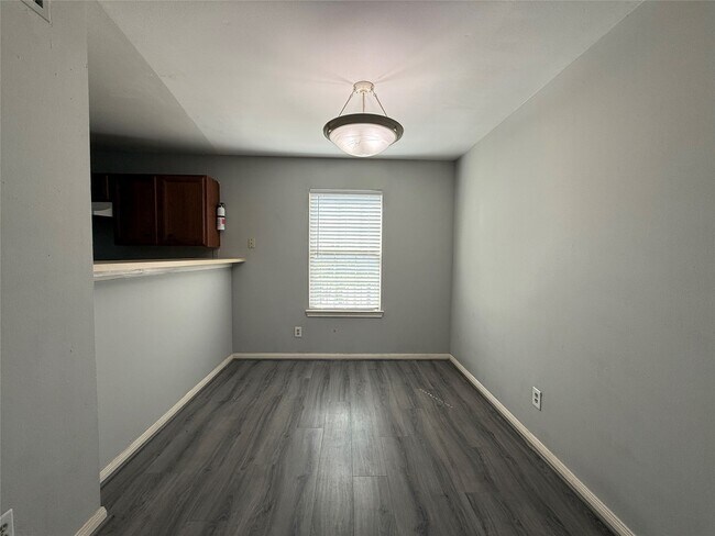 Building Photo - 304 Dell Ct