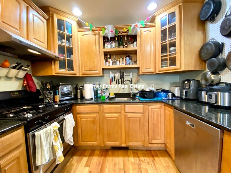 Building Photo - 21 Dorr St