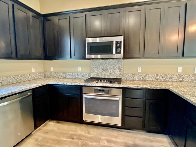 Building Photo - AVAILABLE BY 5/9, SPACIOUS 3 BED, 2.5 BATHS, 2 CAR GARAGE WITH LARGE BACKYARD ON A CUL-DE-SAC