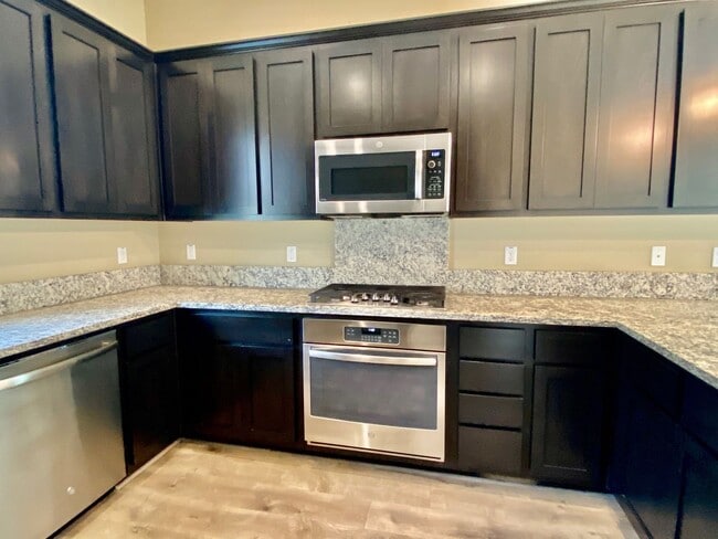 Building Photo - SPACIOUS 3 BED, 2.5 BATHS, 2 CAR GARAGE WITH LARGE BACKYARD ON A CUL-DE-SAC
