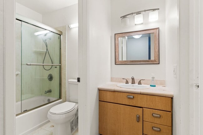 Building Photo - Modern 1-Bed w/ Balcony & Views Near Piedmont