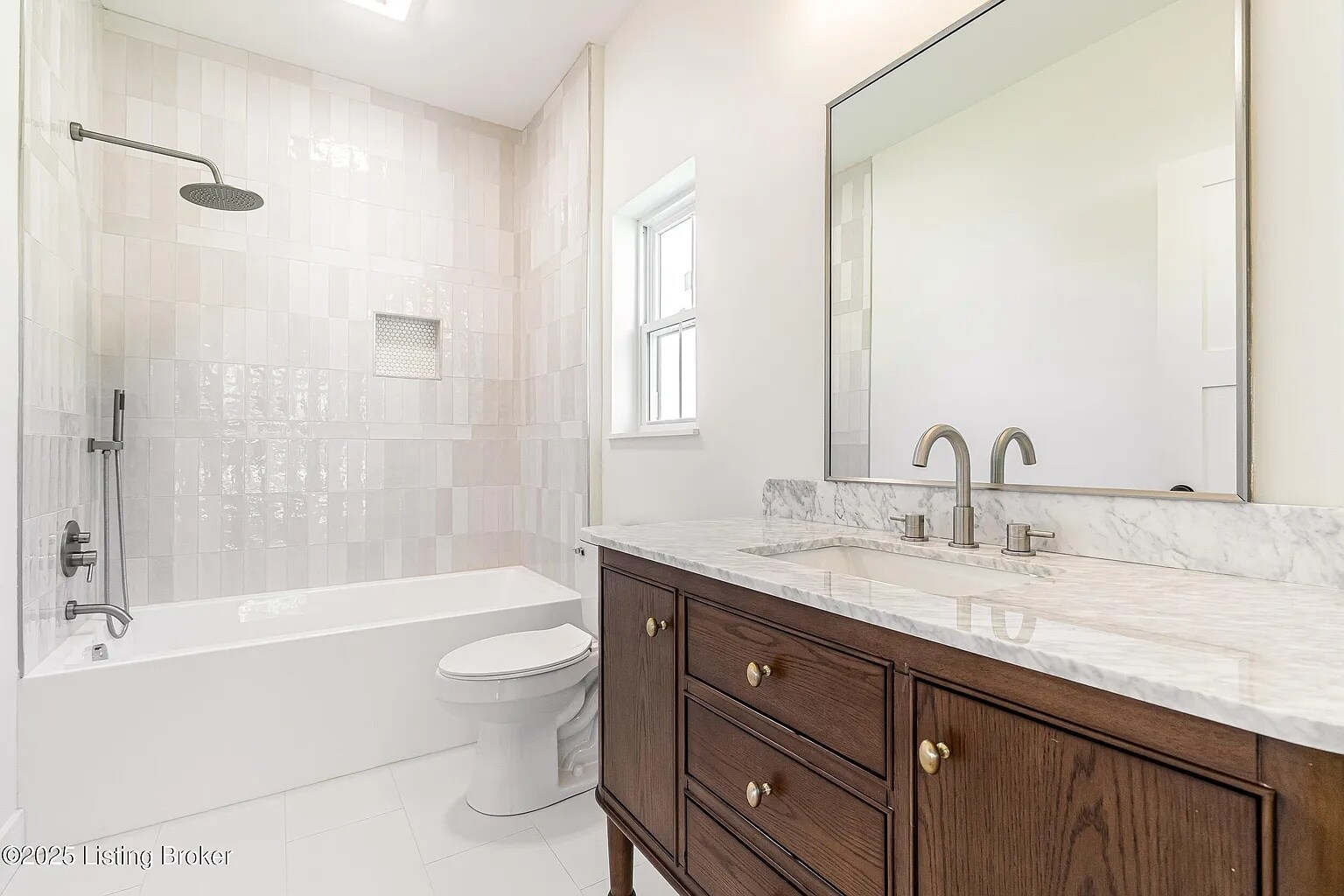 Building Photo - 935 E Madison St