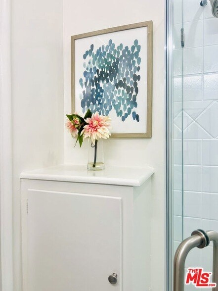 Building Photo - 1860 Alexandria Ave