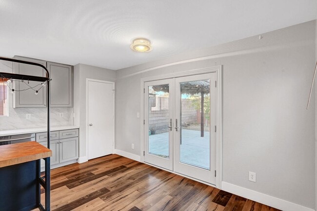 Building Photo - Remodeled Three Bedroom in Summerlin! No carpet!