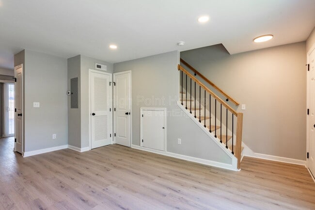 Building Photo - 400 Gallery Ln