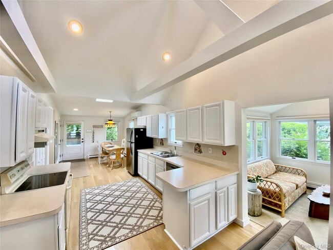 Building Photo - 1875 Bayview Ave