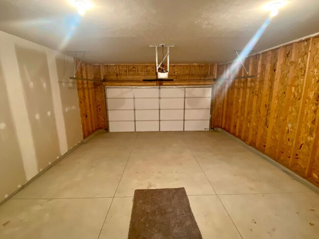 Building Photo - Newly Built 4 Bedroom and 3 Bathroom Duple...
