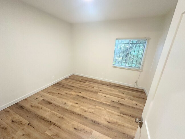 Building Photo - Gorgeous 2bd/2ba unit semi-furnished near ...