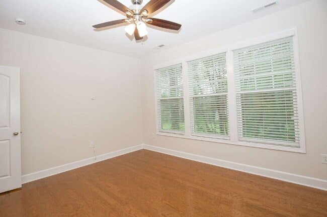 Building Photo - Charming 3 bed, 2.5 bath home with bonus t...