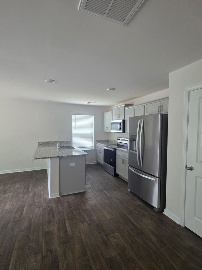 Building Photo - Perfectly Located Townhome
