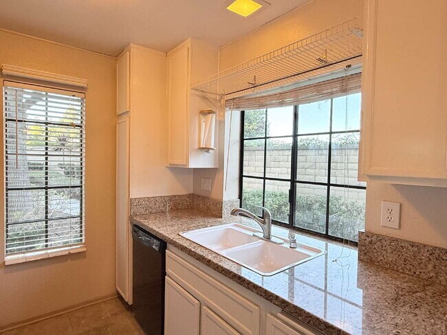 Building Photo - Inviting Rancho Peñasquitos Condo with Poo...