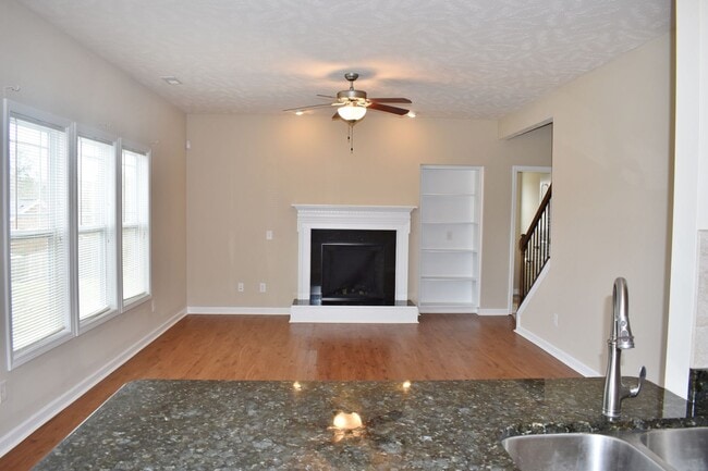 Building Photo - 3 bed 2.5 Bath Minutes from Lillington