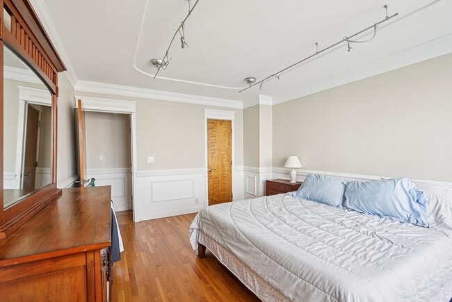 Building Photo - 65 E India Row