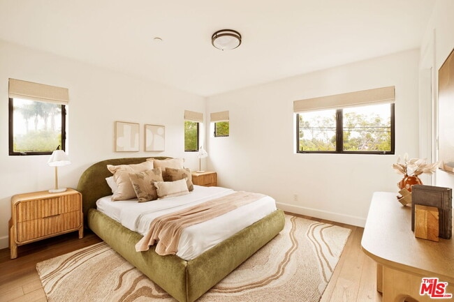 Building Photo - 1023 Superba Ave