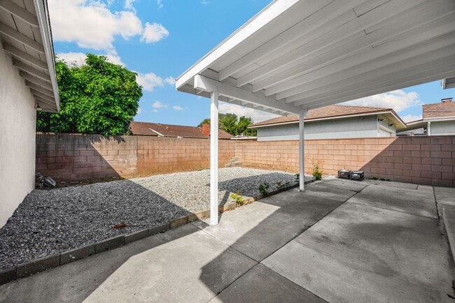 Building Photo - 3 Bed / 2 Bath Home with 2 Car Garage