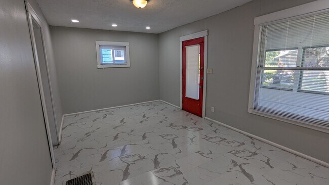 Building Photo - 4-Bedroom, 1-Bathroom Single Family Home f...