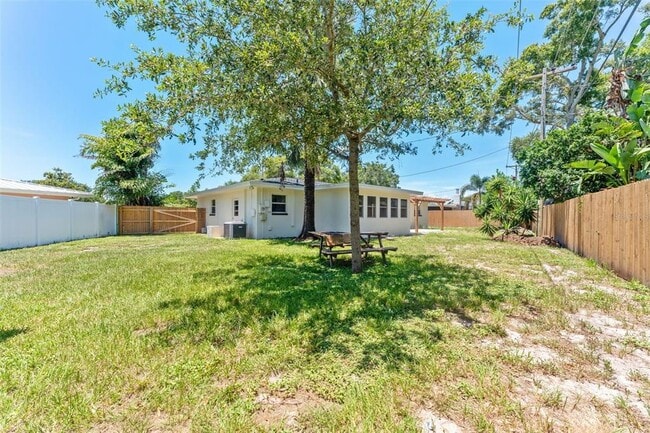 Building Photo - 1431 San Helen Dr