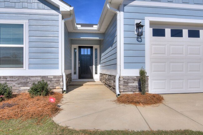 Building Photo - Like New Home - 4 Bed 3 Bath